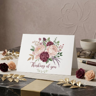 Tarjeta de condolencias floral rosa y borgoña en a