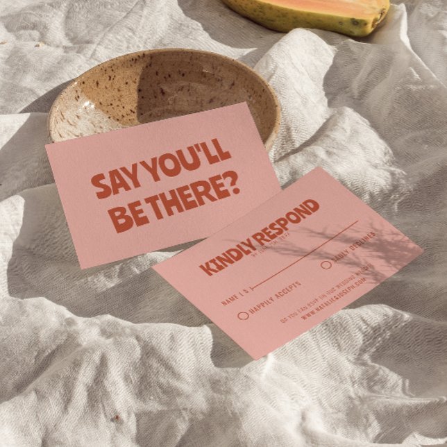 Tarjeta De Confirmación De Asistencia Audaz Boda único retro divertido y brillante (Subido por el creador)