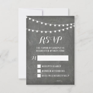 Tarjeta De Confirmación De Asistencia Boda con luces de cuerda de verano en pizarra