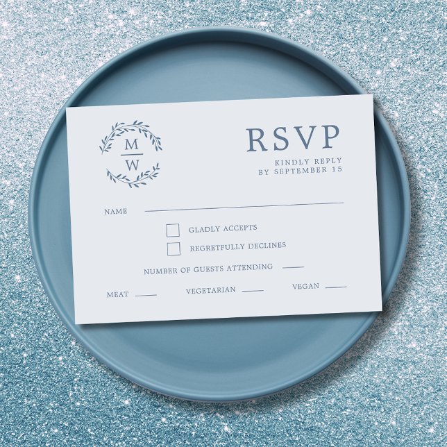 Tarjeta De Confirmación De Asistencia Boda de guirnaldas con monograma azul turbio (Dusty Blue Monogram Wreath Wedding RSVP Card)