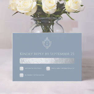 Tarjeta De Confirmación De Asistencia Boda Escudo Dusty Blue Monogram Faux Relieve metal
