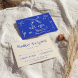 Tarjeta De Confirmación De Asistencia Boda exclusivo de la modernidad rápida dibujado a<br><div class="desc">Una simple y elegante caligrafía colorida tarjeta retro de boda rsvp. Eso tiene como ver un fondo lechoso cremoso vintage moderno y elegante con escritura azul. Y el original marco de arco de color crema pintado a mano y copas de vino en la parte trasera. Minimalista y moda con letras...</div>