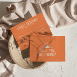 Tarjeta De Confirmación De Asistencia Boda único del Desierto Occidental de mano moderna<br><div class="desc">Una simple y elegante caligrafía colorida tarjeta retro de boda occidental rsvp. Esto tiene un moderno y vintage fondo de naranja suave de arena occidental con guión en negrita de moda blanca. Minimalista y moda con un único papel retro y sol brillante dibujado a mano. Todo es editable haciendo clic...</div>