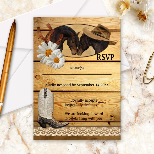 Tarjeta de confirmación de asistencia de caballos  (Rustic wedding RSVP card featuring two romantic horses with a hat, cowboy boot, daisies and lace)
