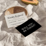 Tarjeta De Confirmación De Asistencia Elegante Boda único retro negro y blanco<br><div class="desc">Una simple y elegante tarjeta de caligrafía de rsvp de boda retro en blanco y negro. Tiene un fondo vintage moderno y elegante de color blanco con escritura negra. Y información de personalizable. Minimalista y moda con letras manuscritas. Todo es editable haciendo clic en el botón de personalización.</div>