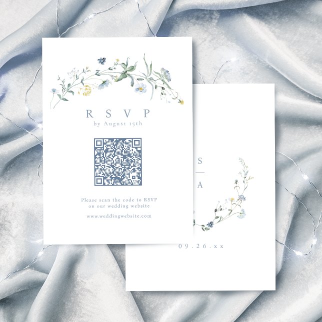Tarjeta De Confirmación De Asistencia Elegante Dusty Blue Wildflower Rústico Código QR B (Elegant Dusty Blue Wildflower Rustic Boho QR code RSVP Card)