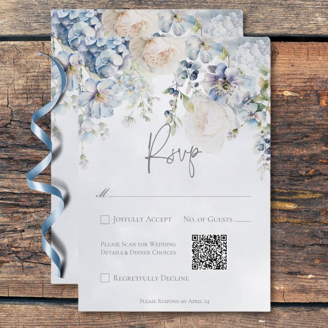 Tarjeta De Confirmación De Asistencia Floral azul y blanco Boda moderno Código QR (Blue & White Floral Modern Wedding QR Code RSVP Card)