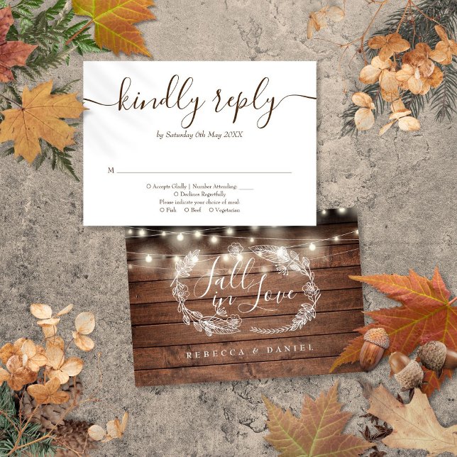 Tarjeta De Confirmación De Asistencia Luces de Cuerda de Madera Rústica Enamórate (Rustic Wood String Lights Fall In Love RSVP Card)