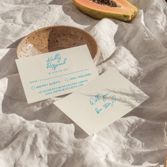 Tarjeta De Confirmación De Asistencia Mano azul retro Divertido escrito Boda audaz (Subido por el creador)