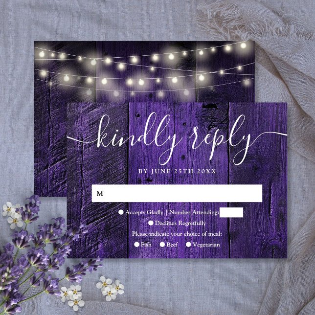 Tarjeta De Confirmación De Asistencia Púrpura String ilumina a Rustic Wood Western Boda (Purple String Lights Rustic Wood Western Wedding RSVP Card)