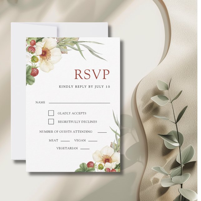 Tarjeta De Confirmación De Asistencia Rosa blanca y Boda de fresa silvestre (White Rose and Wild Strawberry Wedding RSVP Card with Envelope)