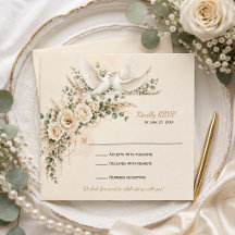 Rosas de Marfil Elegantes con Verdor y Perlas |