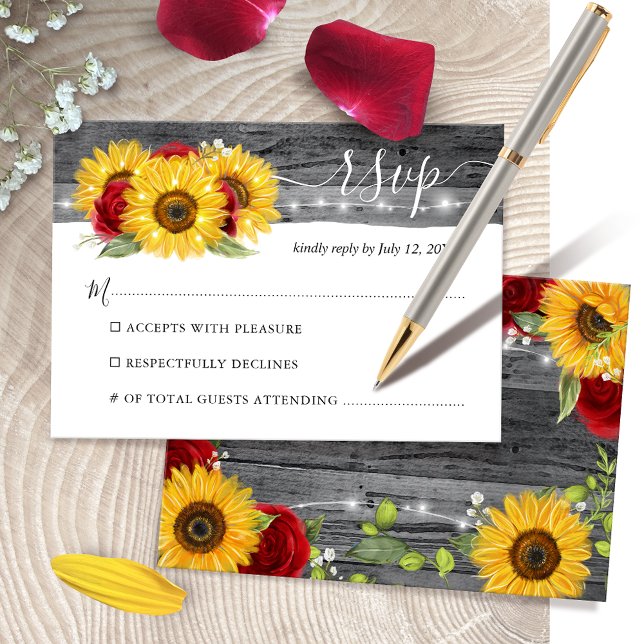 Tarjeta De Confirmación De Asistencia Rústica Madera Borgoña Rosa Boda de girasol (Elegant sunflower and red rose wedding RSVP cards perfect for a rustic theme.)