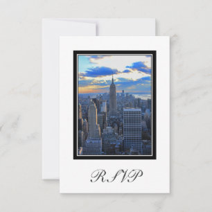 Tarjeta De Confirmación De Asistencia Skyline NYC mientras la puesta de sol se acerca a