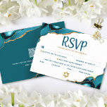 Tarjeta de confirmación de Bat Mitzvah con código<br><div class="desc">¡Estén orgullosos, alégrense y celebren este hito de su Bat Mitzvah favorita con esta tarjeta de inserción de RSVP personalizada, fresca, única y moderna para su evento! La tipografía de guión en azul oscuro se superpone a un fondo blanco simple y limpio con rocas de ágata azul turquesa acentuadas con...</div>