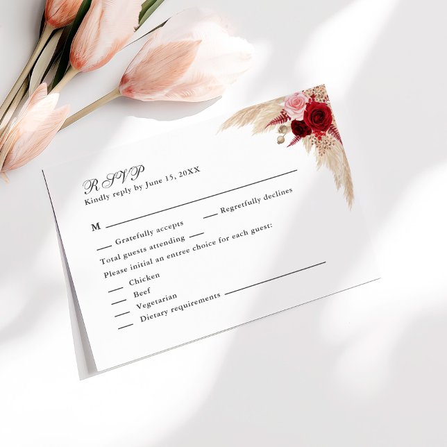Tarjeta de confirmación de Boda en el Jardín de Ro (Tropical Rose Garden Wedding RSVP Card on sunny white table with pale pink flowers.)