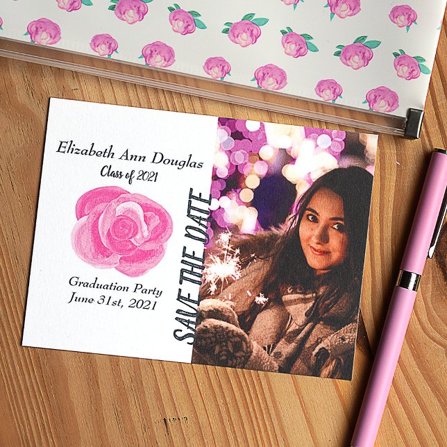 Tarjeta De Consejos Graduación de rosa rosado botánico Salven la fecha (Pink rose save the date card for graduation party or any other occasion. Big pink rose invitation)