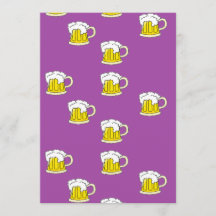 Taza de cerveza espumosa en morado