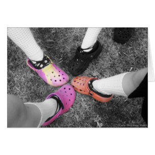 Tarjeta de crocs y zapatos blandos de color
