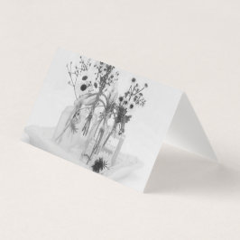 Tarjeta de cuatro botellas y flores blancas