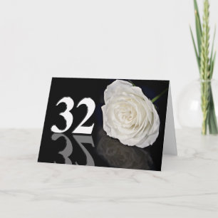 Tarjeta de cumpleaños 32 con rosa blanca clásica