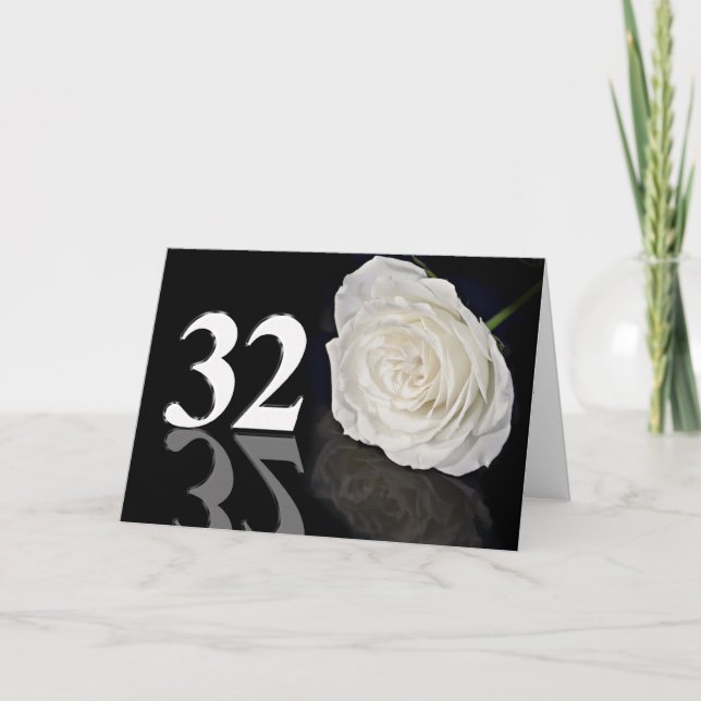 Tarjeta de cumpleaños 32 con rosa blanca clásica (Anverso)