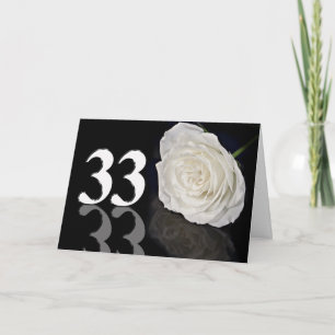 Tarjeta de cumpleaños 33 con rosa blanca clásica