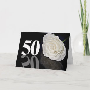 Tarjeta de cumpleaños 50 con rosa blanca clásica