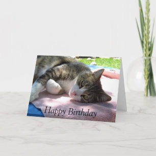 Tarjeta de cumpleaños Big Boy Cat en la mesa