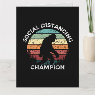 TARJETA DE CUMPLEAÑOS BIGFOOT CON DISTANCIAMIENTO 