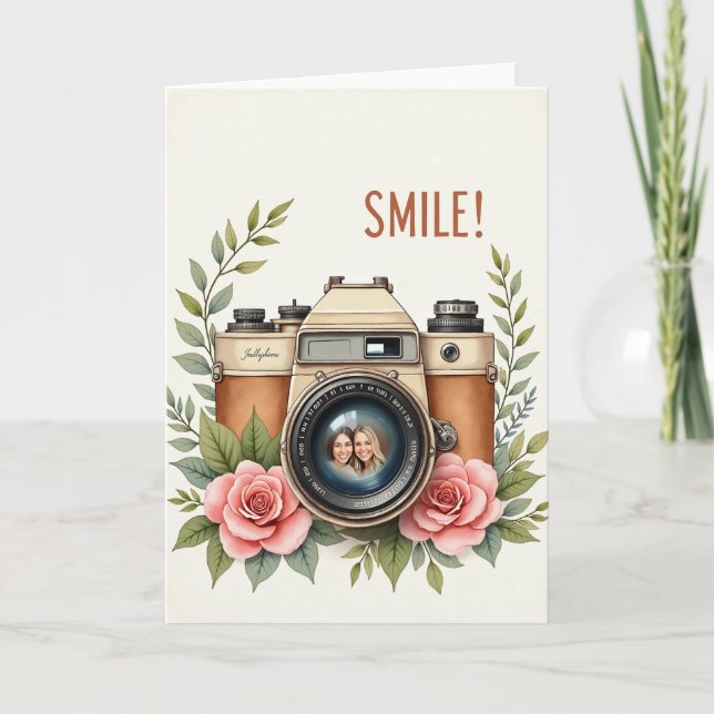 Tarjeta de cumpleaños con cámara vintage y rosa (Anverso)