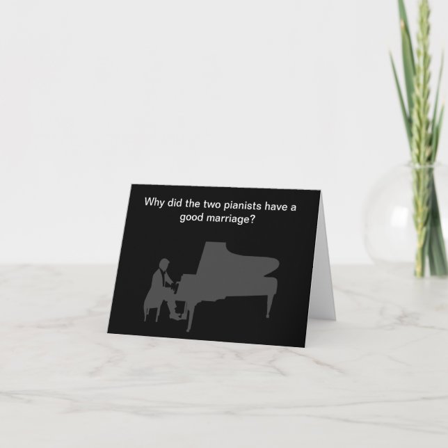 Tarjeta de cumpleaños con chiste de piano divertid (Anverso)