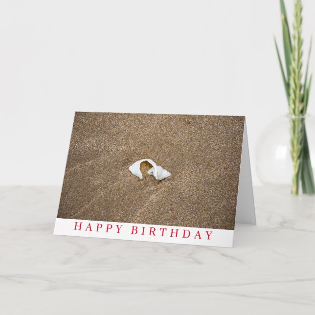 Tarjeta de cumpleaños con concha rota en una playa (Anverso)