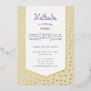 Tarjeta de cumpleaños con confeti dorado en amaril