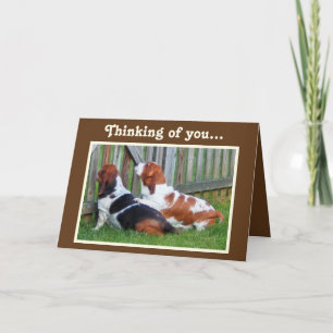 Tarjeta de Cumpleaños con Cute Basset Hounds & Cup