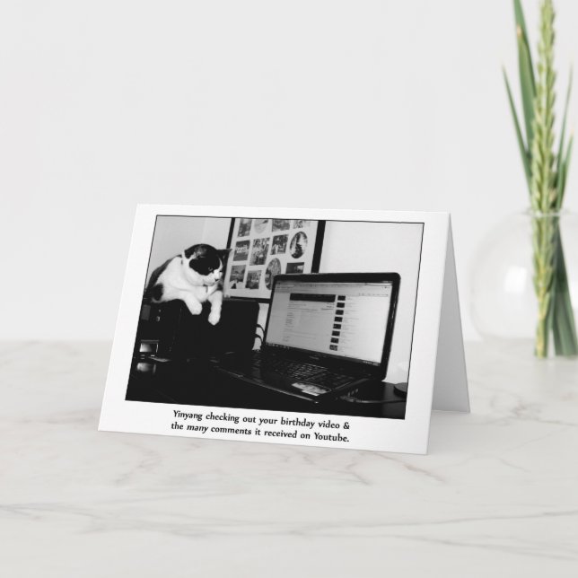 Tarjeta de cumpleaños con gato mirando YouTube (Anverso)