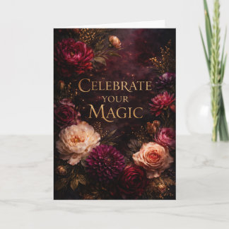 Tarjeta de cumpleaños con letra dorada y flores os