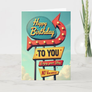 Tarjeta de cumpleaños con letrero retro al borde d