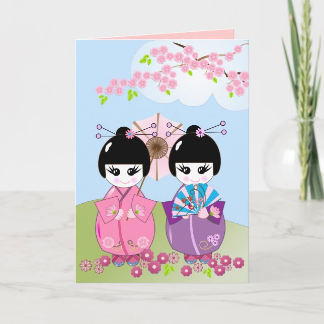 Tarjeta de cumpleaños con muñecas japoneses y flor (Anverso)