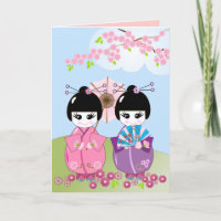 Tarjeta de cumpleaños con muñecas japoneses y flor
