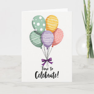 Tarjeta de cumpleaños con racimo de globos pastel