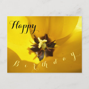 Tarjeta de cumpleaños con tulipán amarillo cercano