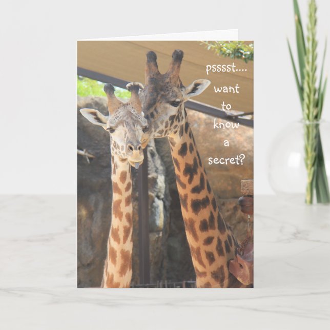 Tarjeta de cumpleaños Cute Giraffe Over the Hill (Anverso)