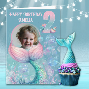 Tarjeta de cumpleaños de cola de sirena con una fo