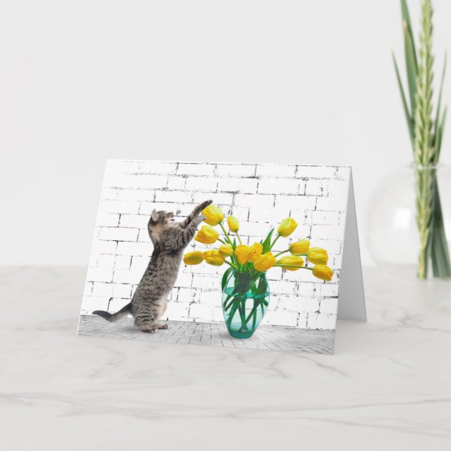 Tarjeta de cumpleaños de gato con tulipanes amaril (Anverso)