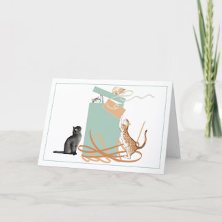 Tarjeta de cumpleaños de gatos lindos abriendo un