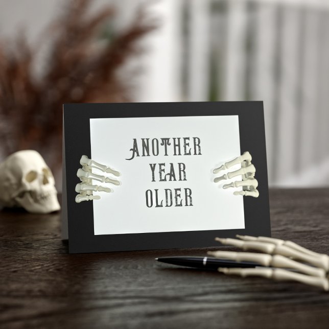 Tarjeta de cumpleaños de Halloween de octubre (Another year older...This card is perfect for all those born on the spookiest day of the year.)