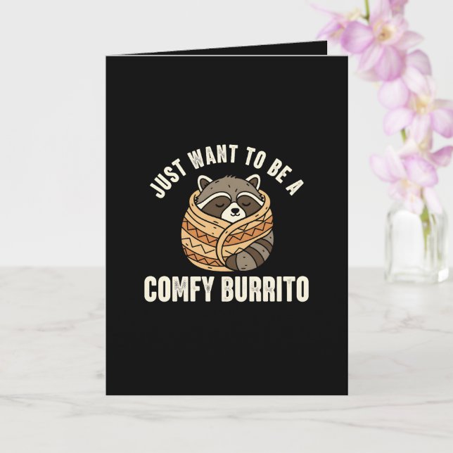 Tarjeta de cumpleaños de mapache burrito cómodo (Orquídea)