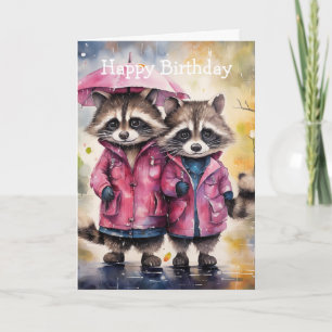 Tarjeta de cumpleaños de mapaches lindos en la llu
