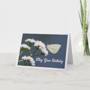 Tarjeta de cumpleaños de mariposa blanca sobre flo